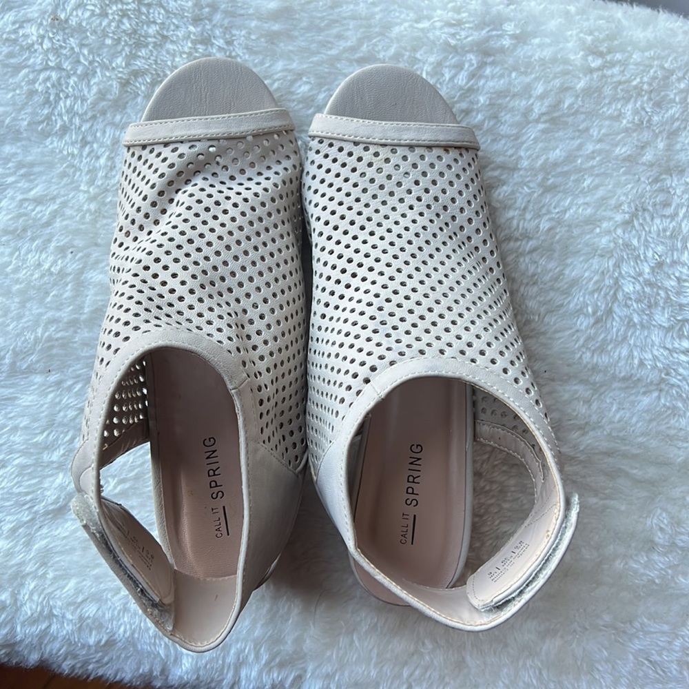 Call it Spring Sandals. Stacked Heel. Color Taupe. Size 8.5 - Picture 4 of 7